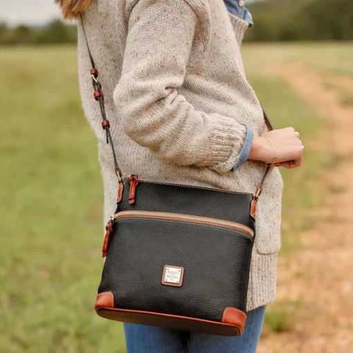 Cross section messenger bag with pebble particles