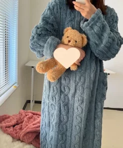 Winterliche Korallensamt-Hauskleidung