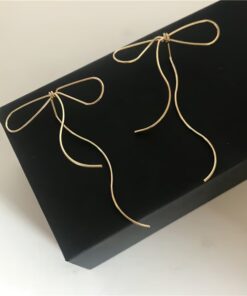 Bow Earrings – Elegant gold threader earrings made with hypoallergenic material for a comfortable and stylish look.